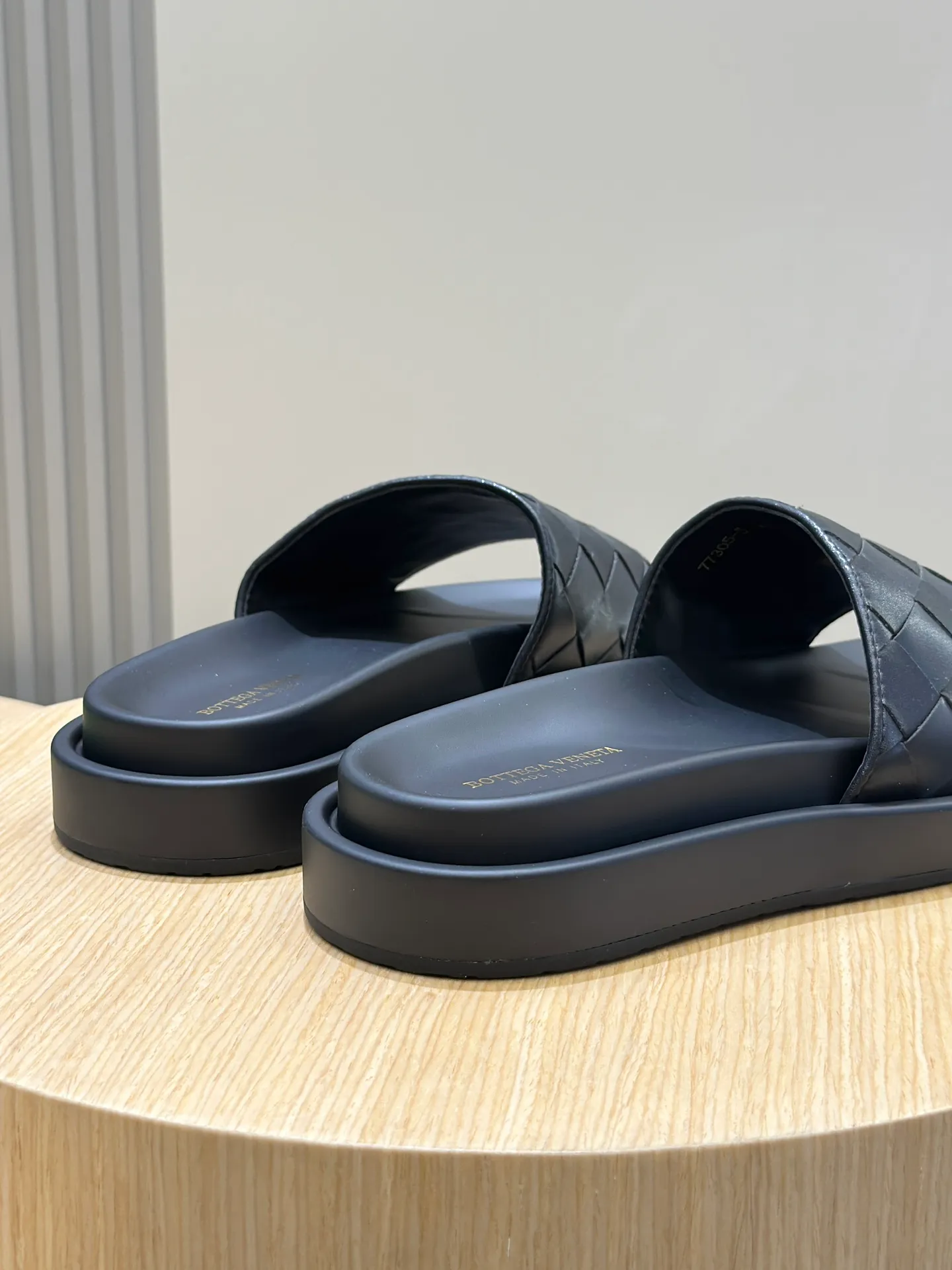 Factory price: 360💰BV hand-woven men's slippers and sandals - suitable for walking. It still emphasizes minimalism and practical wearability, but is full of vivid artistry. Super classic, luxurious and comfortable, imported cowhide + cowhide lining + lightweight outsole Size: 39-44 (customized at 38.45)